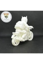 3D Devil Kasklı Sırt Çantalı Motorcu Figür – Beyaz 1:18 Ölçek Boyanabilir Maket & Biblo - Görsel 3