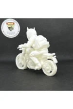3D Devil Kasklı Sırt Çantalı Motorcu Figür – Beyaz 1:18 Ölçek Boyanabilir Maket & Biblo - Görsel 5