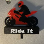 3D Hareketli Motorcu Figürlü Anahtarlık Askısı – Ön Kaldıran Motosiklet Tasarımı