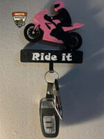 3D Hareketli Pembe Motorcu Figürlü Anahtarlık Askısı – Ön Kaldıran Motosiklet Tasarımı - Görsel 3