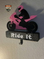 3D Hareketli Pembe Motorcu Figürlü Anahtarlık Askısı – Ön Kaldıran Motosiklet Tasarımı - Görsel 2